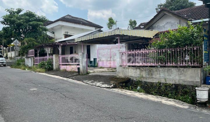 Rumah Murah Luas 586m² Hitung Tanah Tepi Jalan Surakarta