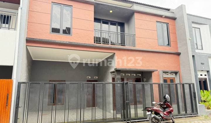 Rumah Cantik 2Lt di Cluster Blulukan Colomadu