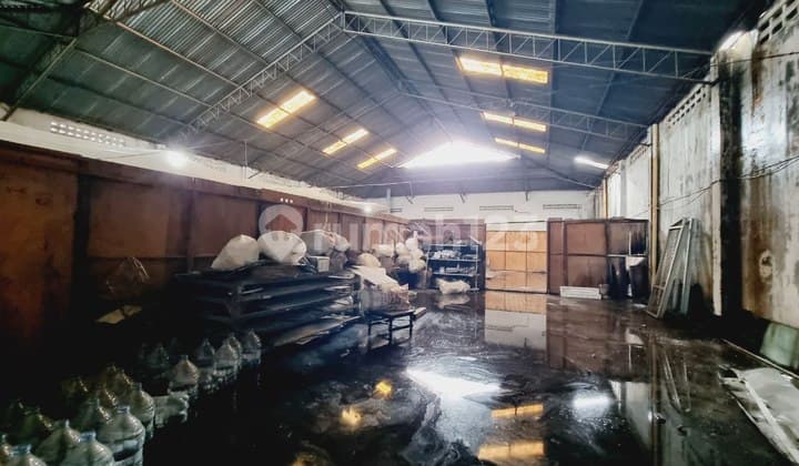 Tanah 300M² Bonus Bangunan Gudang di Solo Kota