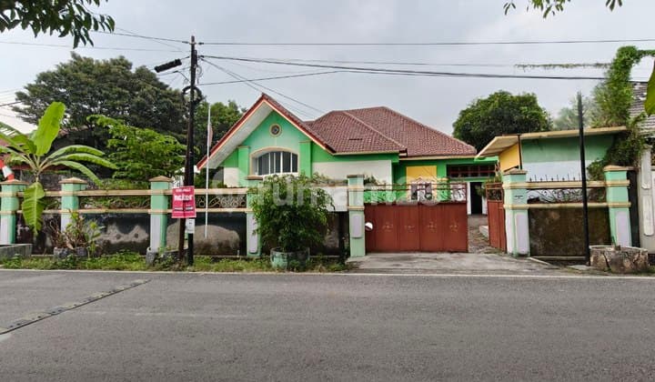 Rumah Plus Tempat Usaha Luas Strategis Dekat Rumah Jokowi Solo