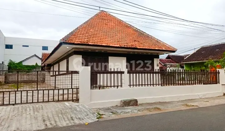 Rumah Kuno Luas Strategis di Pusat Solo Kota