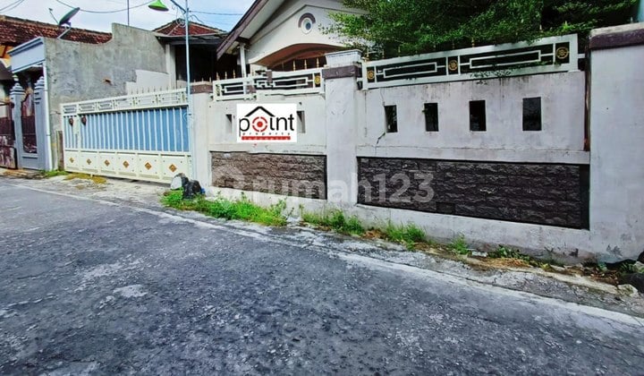 Rumah Luas Bagus Strategis Dekat Luwes Gentan