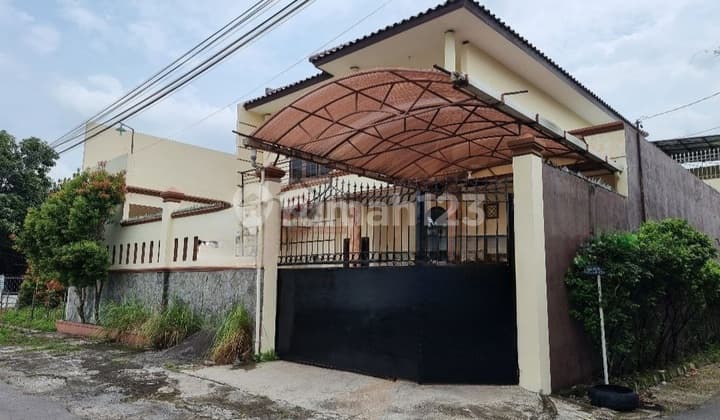 Rumah Mewah 2 Lt Strategis Hook Jajar Solo
