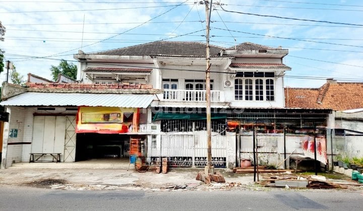 Rumah 2Lt Plus Ruang Usaha Tepi Jalan di Laweyan