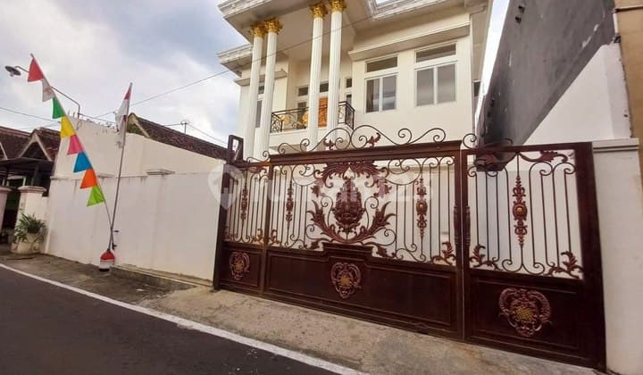 Rumah Mewah 2lt Di Lingkungan Nyaman Surakarta
