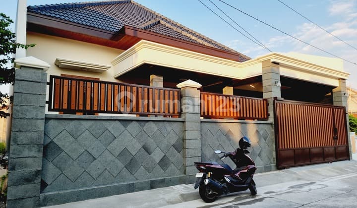 Rumah Mewah Gress Garasi 4 Mobil Solo Kota