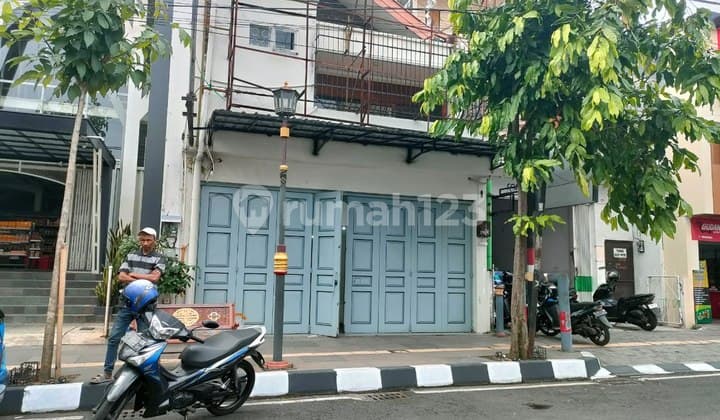 Ruko 2,5 Lt Strategis Tepi Jalan Raya Tengah Kota