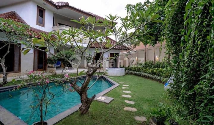 Luas Villa 4 Kamar Tidur Untuk Disewa Tahunan di Jimbaran