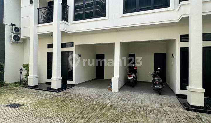 Rumah American Classic Nyaman dan Strategis di Kalisari Pasar Rebo Jakarta Timur