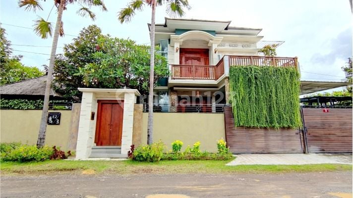 Semi Villa Mewah Harga Murah di Renon - Tengah Kota, Estetik, Halaman Luas
