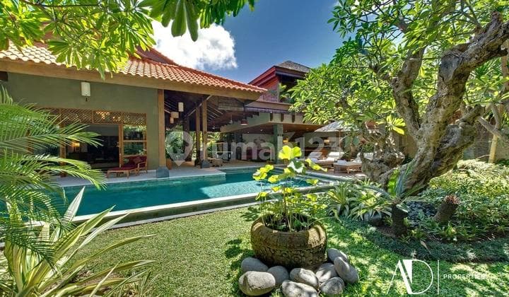 Freehold 4 bedroom Villa In Seminyak, 300 M From The Beach