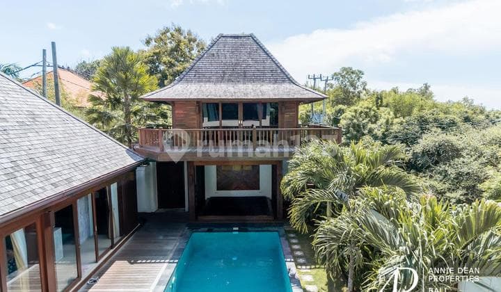 Freehold 4 bed Modern Wooden Architecture In Ungasan