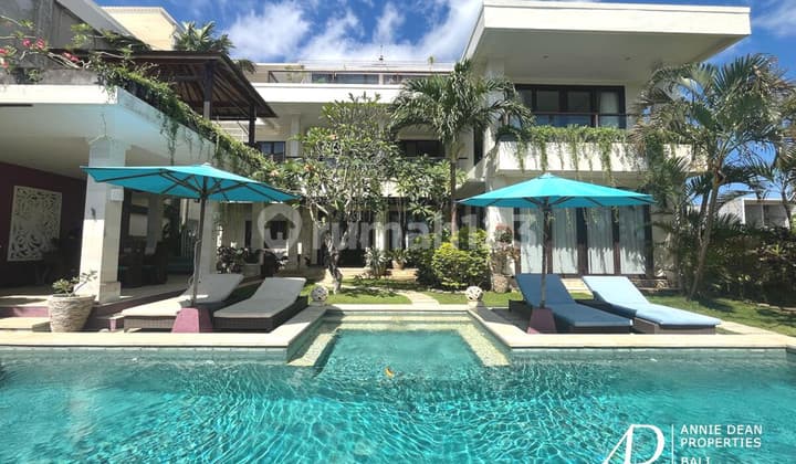 FREEHOLD | 3-LEVEL VILLA WITH STUNNING OCEAN VIEWS