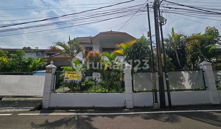 Rumah Bagus Siap Huni Dgn Halaman Luas di Jl Ampera, Kemang, Jakarta Selatan