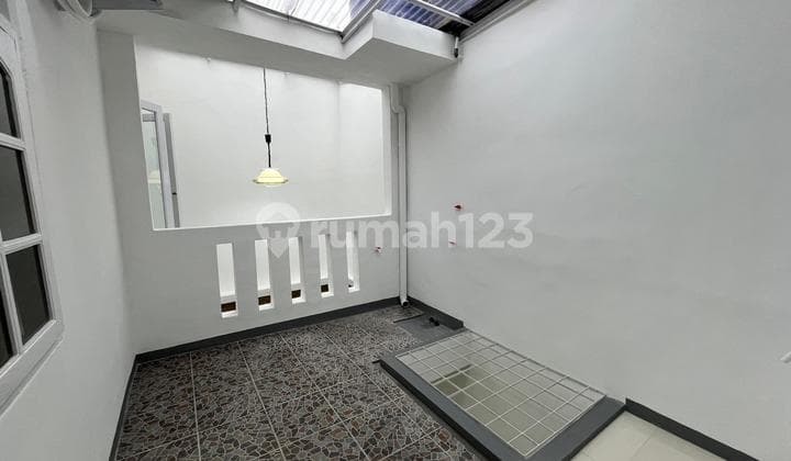 Rumah Tingkat di Pondok Bambu, Jakarta Timur