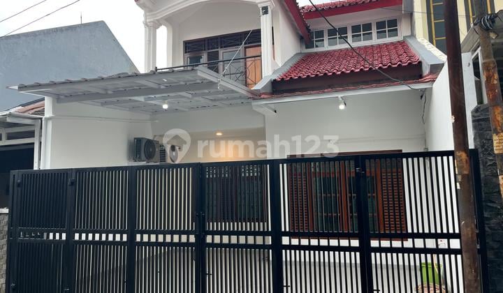 Rumah Tingkat di Pondok Bambu, Jakarta Timur