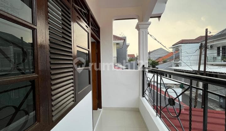 Rumah Tingkat di Pondok Bambu, Jakarta Timur