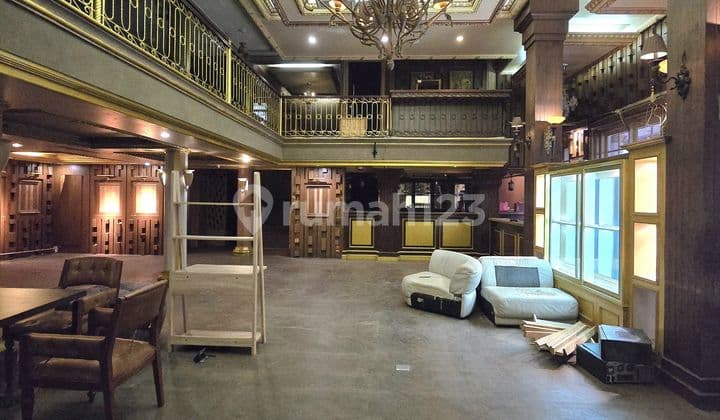 Bangunan Mewah Design Vintage Di Kebayoran Baru