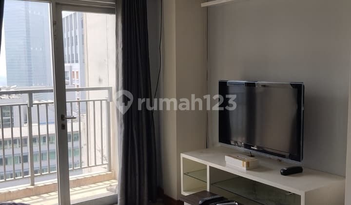 Sewa Apartemen Cosmo Mansion 2 Bedroom Lantai Tengah Furnished