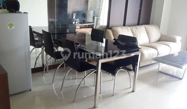 Sewa Apartemen Cosmo Residence 3 Bedroom Lantai Tinggi Furnished