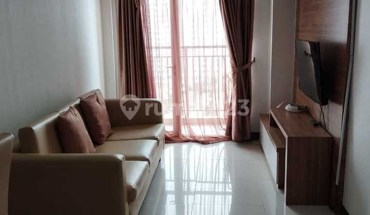 Disewakan Apartemen Cosmo Mansion 2 Bedroom Lantai Tengah Furnished
