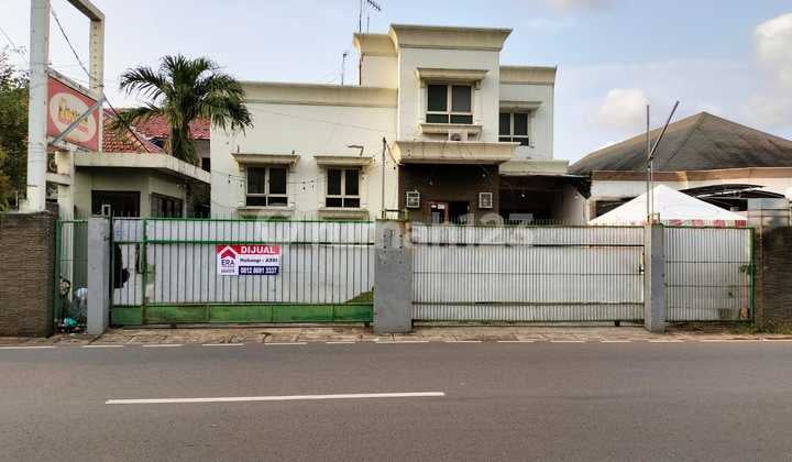 Rumah Di Jalan Raya Cocok Untuk Kantor.. Tempat Tinggal.. Dan Tempat Usaha... Lokasi Stategis