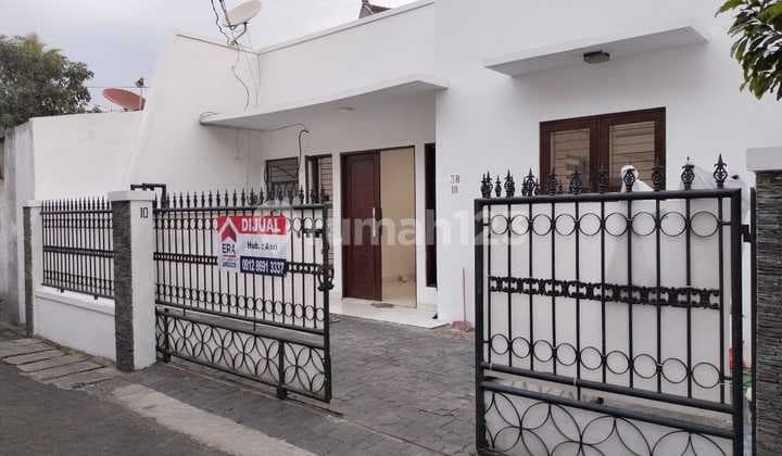 Rumah Cantik... Menarik.. Good Lokasi Bagus Jarang Ada Sudah Di Renovasi Siap Huni.. Good Lokasi Di Tebet Jakarta Selatan