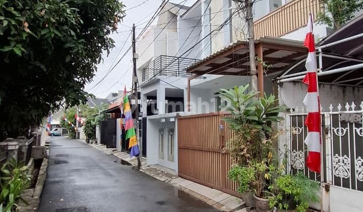 Beautiful House..!! Nice....!! Comfortable Environment for Living and Business, Main Road, Freehold House