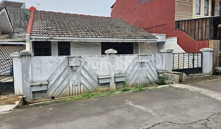 House With Large Land, Affordable Price, Negotiable Until Deal, For Sale Fast.