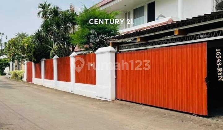 Di Jual Rumah Siap Huni Ada Kolam Renang di Jakarta Selatan