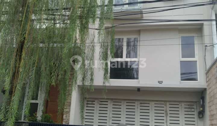 Rumah Modern siap huni di dekat Mall Gandaria City Jakarta Selatan