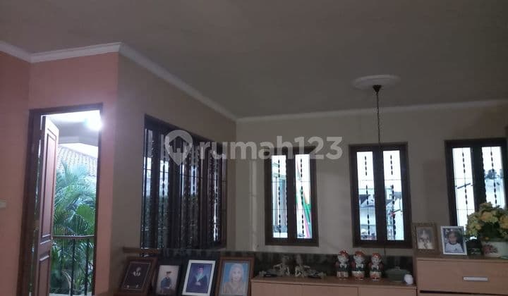 Rumah siap huni di dekat Sentra bisnis Kuningan Tebet Barat Jakarta Selatan