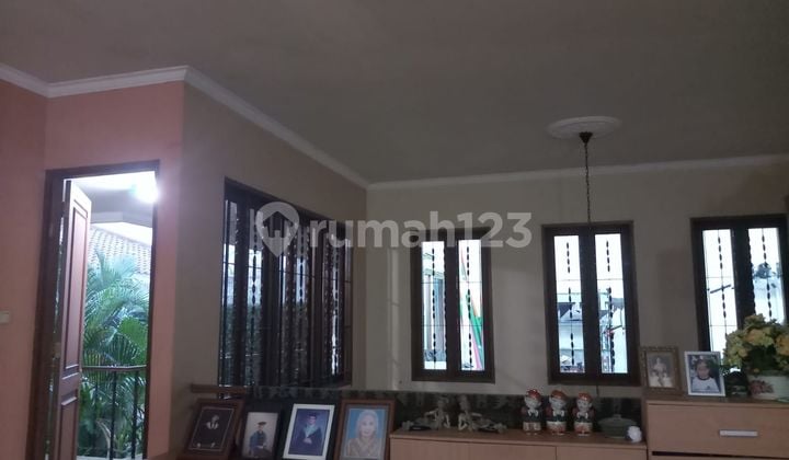Rumah siap huni di dekat Sentra bisnis Kuningan Tebet Barat Jakarta Selatan