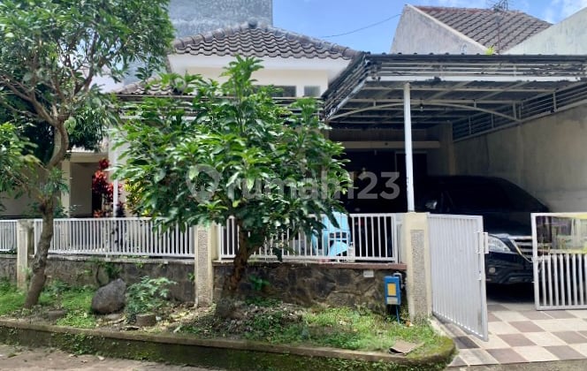 Rumah Pojok Taman Luas Cluster Bagus Tasikmadu Dekat Kampus