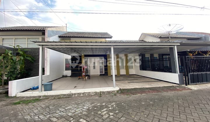 Rumah Minimalis Strategis Area Karanglo, Carport 1 Mobil