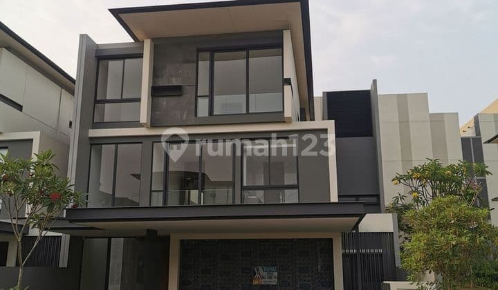 Luxury house with hook, has elevator, Lyndon Navapark view, garden, full marble.