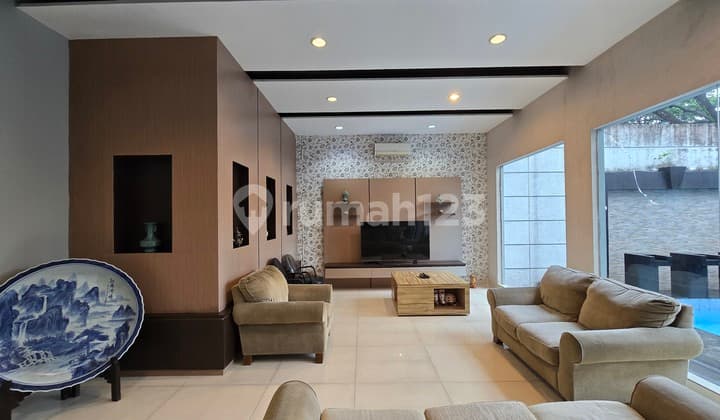 Rumah Hook ada kolam renang di Sutera Jelita Alam Sutera semi furnish