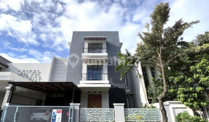 Rumah 3 lantai ada roof topnya siap huni rapi sekali