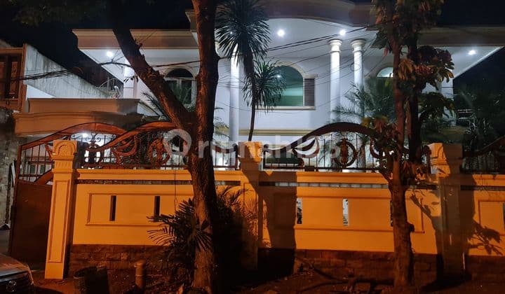 Giri Loka BSD has a swimming pool. Luxurious, move-in ready, by Ren.