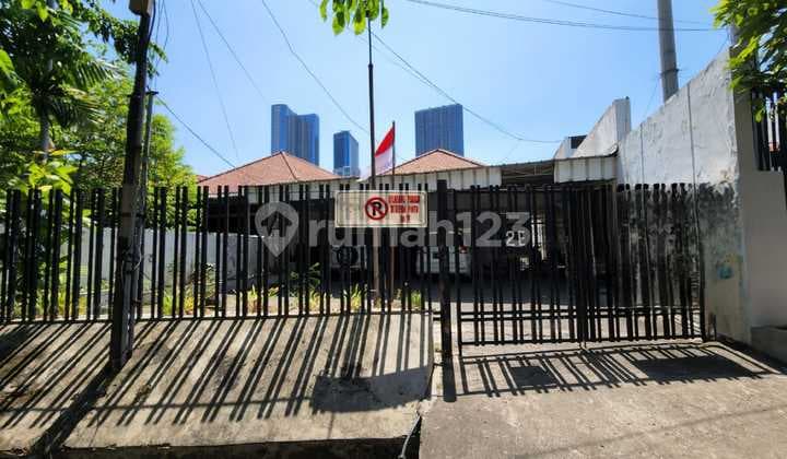 Office House for Rent on Tegalsari Street, Surabaya City