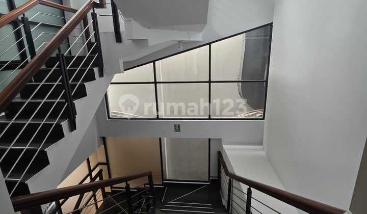 Disewakan Space Gedung Pinggir Jalan Senopati Resto/ Office