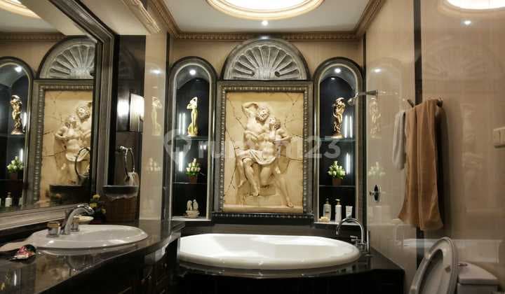 Classic Large House Ready to Live In Many Multi-Functional Rooms