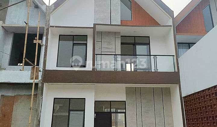 Rumah 2 Lantai Cantik Dekat Unpam Viktor Pamulang