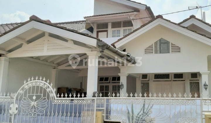 Rumah Huk Lega dan Luas Depan Taman di Pamulang Estate