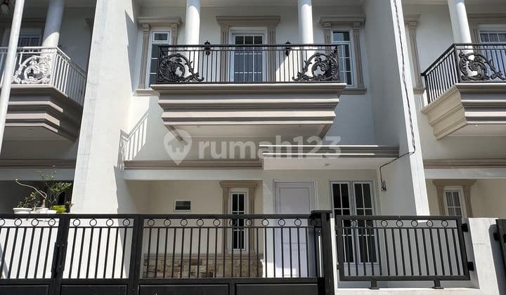 Rumah 2 Lantai Akses Lebar banget di Cilodong dekat stasiun Depok