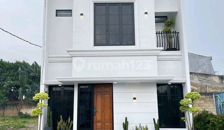Cool House Access for 2 Cars Near Villa Cinere and Depok Station