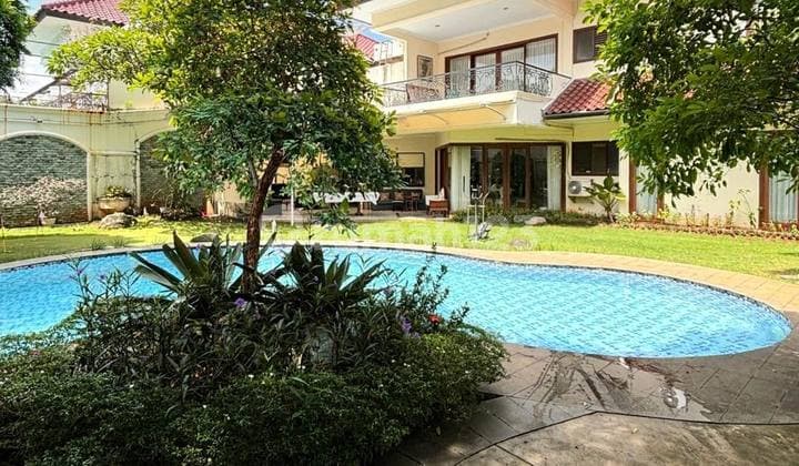 Rumah 2 Lantai Dalam Town House Halaman Luas dengan Private Pool di Cilandak