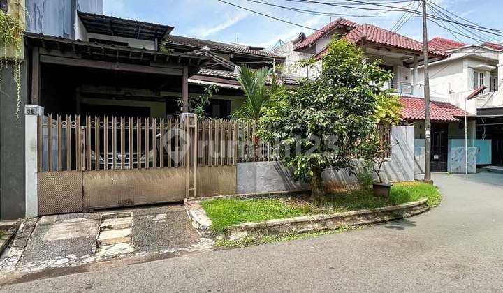 Rumah 2 Lantain Terawat Dalam Komplek Besar Pondok Indah