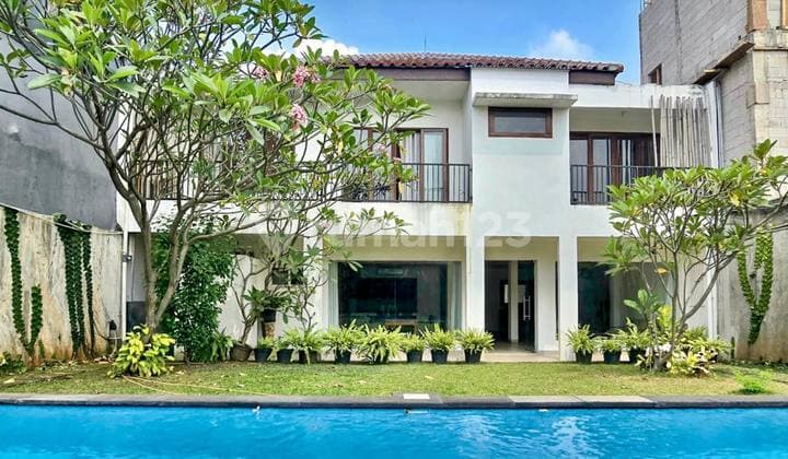 Rumah Dengan Balinese Style Backyard Di Cilandak