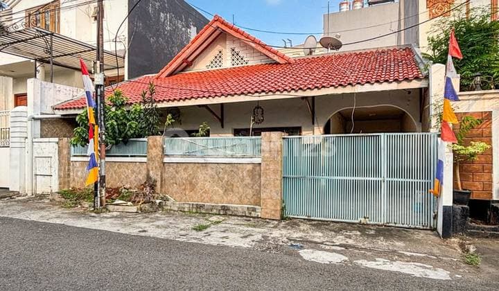 Old House, Land Included in a Peaceful and Secure Complex in Kebayoran Baru